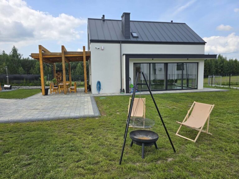 mały-domek-i-leżaki-przy-ognisku